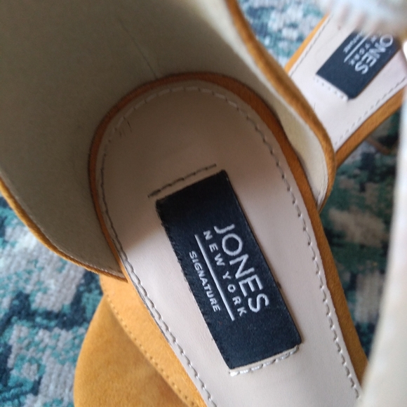 Jones New York size 5.5 mustard yellow block heels - Picture 2 of 9